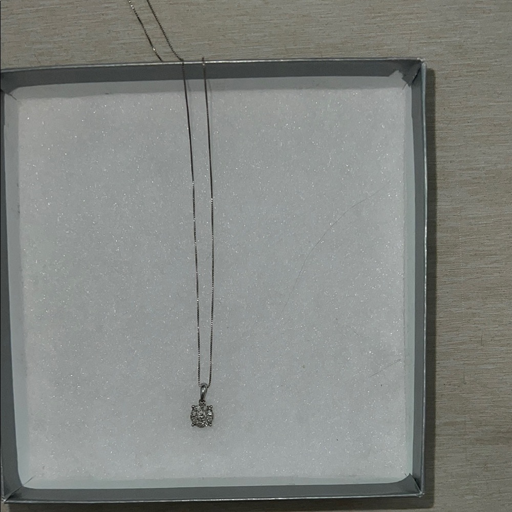 Elegant Silver Pendant Necklace